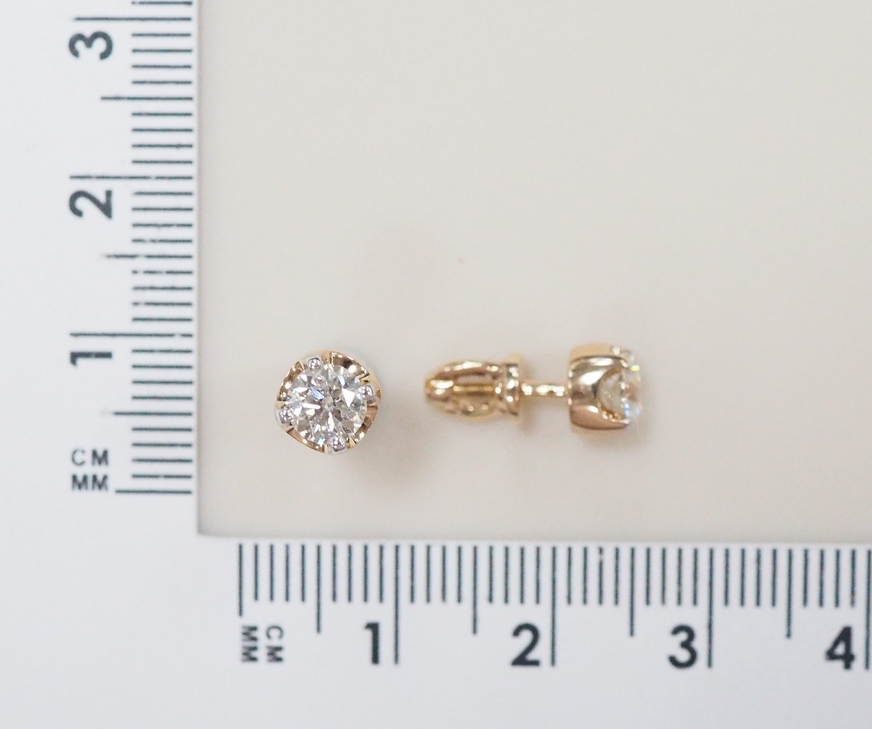 Серьги-пусеты из золота с бриллиантами